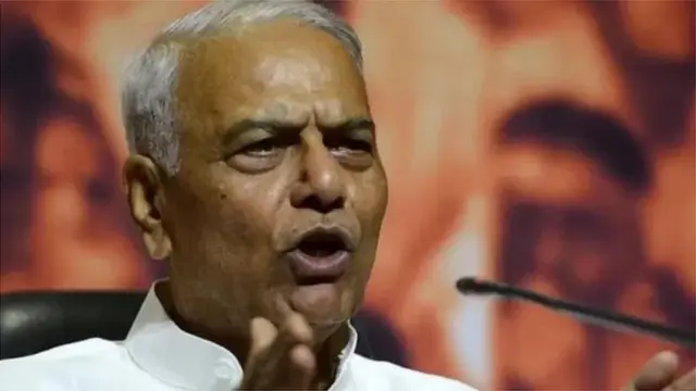 લાંબા સમય સુધી ભાજપમાં રહ્યા બાદ હાલનાં વર્ષોમાં વડા પ્રધાન નરેન્દ્ર મોદી વિરુદ્ધ સતત વાગ્બાણ છોડતા રહ્યા છે. અંતે ભાજપથી અલગ થવું પડ્યું. વર્ષ 2021માં તેઓ TMCમાં સામેલ થઈ ગયા