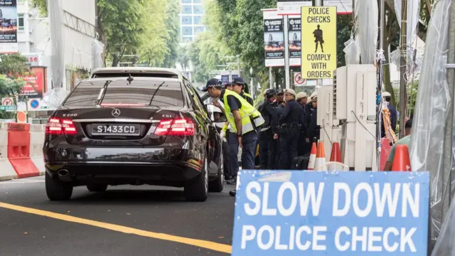 북미정상회담을 이틀 앞둔 10일 북한 김정은 국무위원장의 유력한 숙소인 싱가포르 세인트레지스 호텔 인근 도로에서 경찰병력이 차량 검문검색을 하고 있다