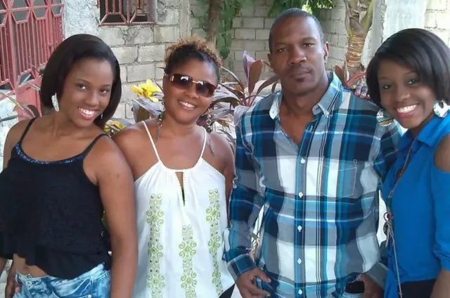 Desanclos con sus fallecidas esposa e hijas.