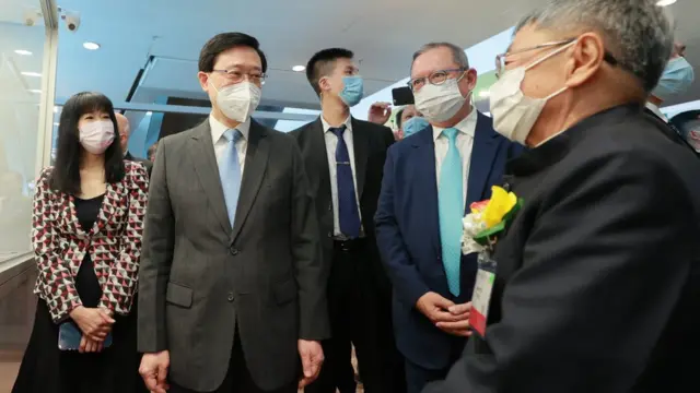 李家超(左二)在香港書展上與賓客交談(香港貿易發展局提供圖片20/7/2022)