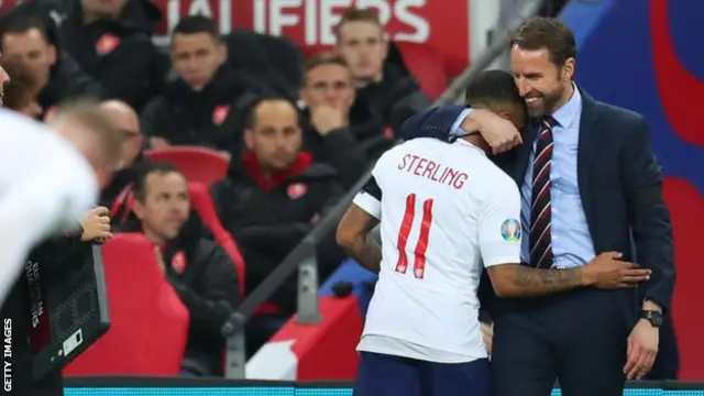 Gareth Southgate Raheem Sterling'e sarılırken.