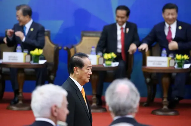 106年11月10日,中国国家主席习近平(后右)与台湾APEC领袖代表宋楚瑜(前中)在越南岘港出席APEC经济领袖与企业咨询委员会会议。