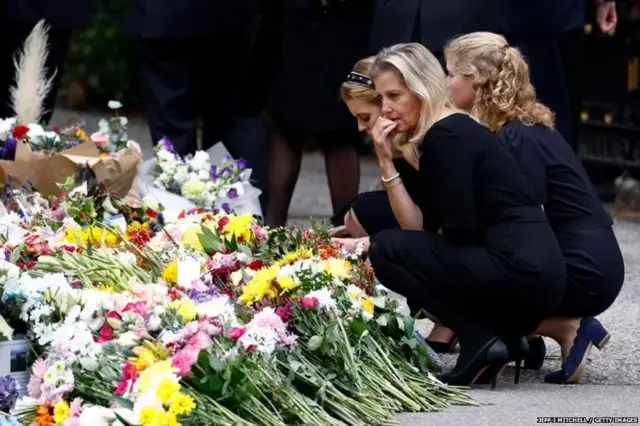 महारानी एलिज़ाबेथ द्वितीय को श्रद्धांजलि