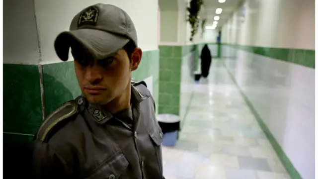 Un guardia de seguridad en la prisión Evin.