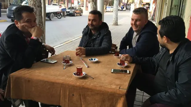 Buharkent'te bu kahvedeki bir kısmı ne oy verecekleri konusunda kararsız.