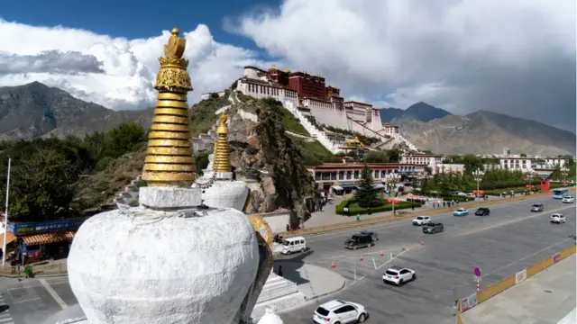 তিব্বতের লাসায় সাদা পিস প্যাগোডা এবং চাকপির পাহাড়ের মাথায় পোটালা প্রাসাদ। পোটালা তিব্বতের সবচেয়ে প্রাচীন রাজপ্রাসাদ চত্বর।