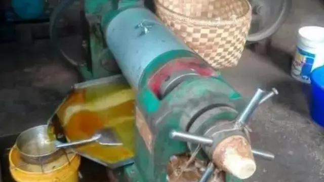 ပြည်တွင်းဆီစက်လုပ်ငန်းခွင်တခုကိုတွေ့ရပုံ