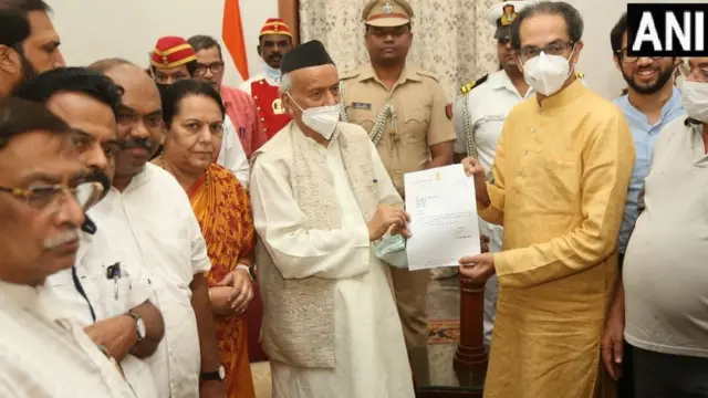 राज्यपाल भगत सिंह कोश्यारी को इस्तीफ़ा सौंपते उद्धव ठाकरे