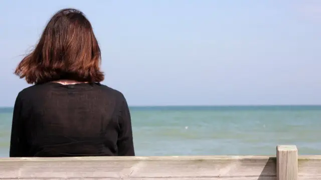 Mulher sozinhacomo ganhar dinheiro no greenbetsbanco na praia