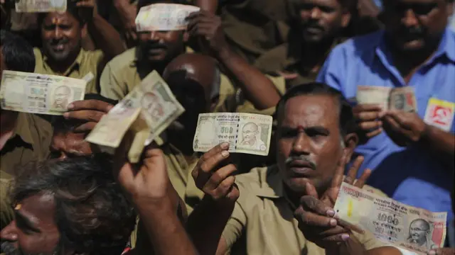 Gente con billetes antiguos frente a los bancos