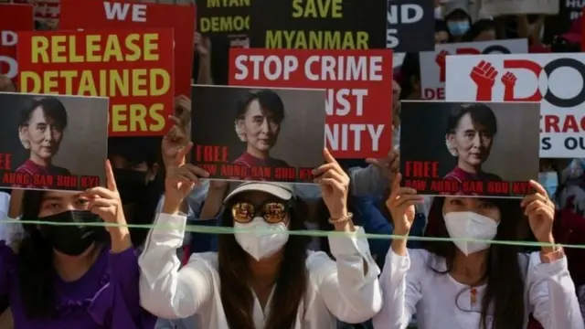 Selain menentang kudeta, para demonstran juga menuntut dibebaskannya Aung San Suu Kyi.
