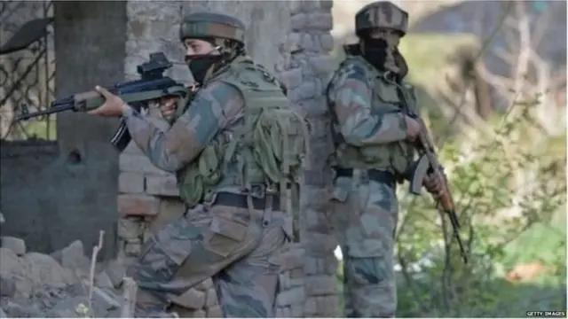 શ્રીનગર નજીક લવાયપોરામાં ઉગ્રવાદીઓએ એક સીઆરપીએફ વાહન પર અંધાધૂંધ ગોળીબાર કર્યો છે.