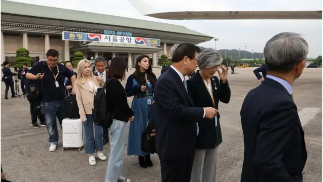 평양으로 향하는 전용기에 탑승하고 있는 문화 예술계 인사들