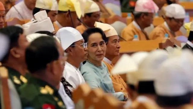 တပ်မတော်သား၂၅ ရာခိုင်နှုန်းပါဝင်တဲ့ လွှတ်တော်