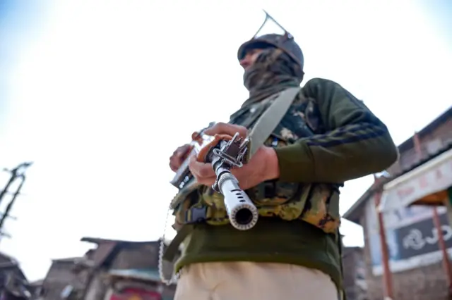 காஷ்மீரில் பாதுகாப்பு பணியில் ஈடுபடும் வீரர்