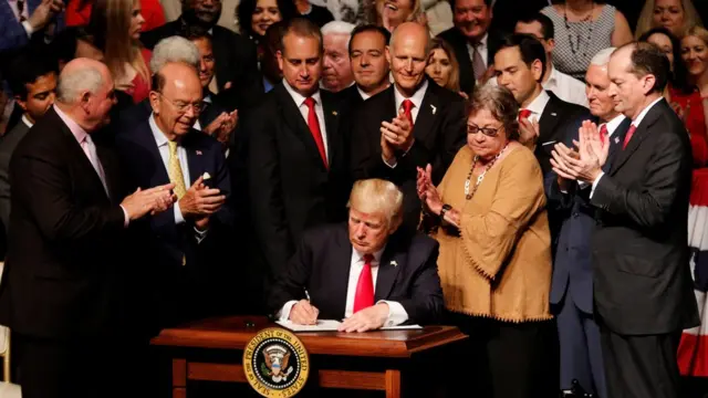 Donald Trump firma una orden reponiendo restricciones contra Cuba