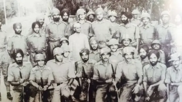 பிரதமர் லால் பகதூர் சாஸ்திரி உடன் டோக்ரி போரில் பங்கேற்ற வீரர்கள். சாஸ்திரிக்கு நேர் பின்னே நிற்பவர் கர்னல் ஹெட்