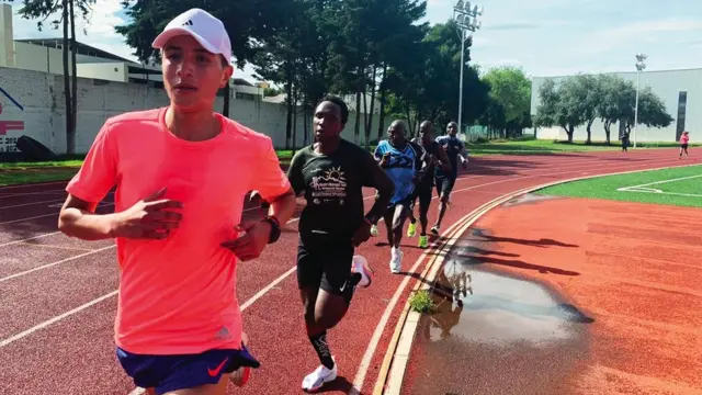 José Gutierrez s'entraîne avec des coureurs kényans à Toluca.