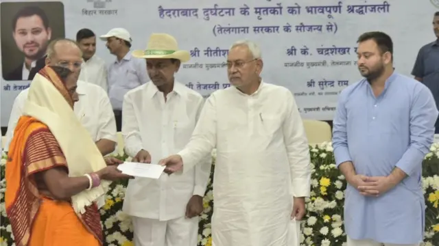 परिजनों को चैक सौंपते केसीआर और नीतीश कुमार