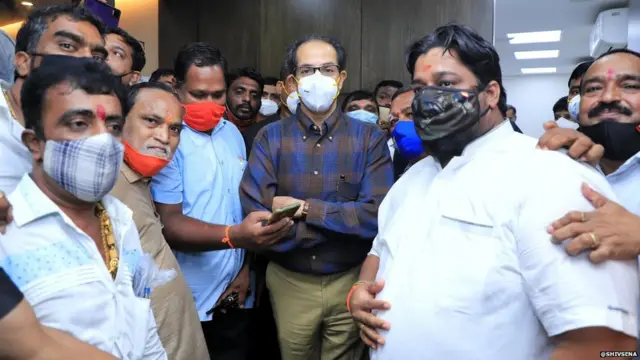 उद्धव ठाकेर आणि शिवसैनिक