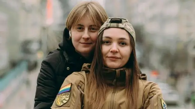 Marija (u vojničkoj opremi) i njena verenica Dijana