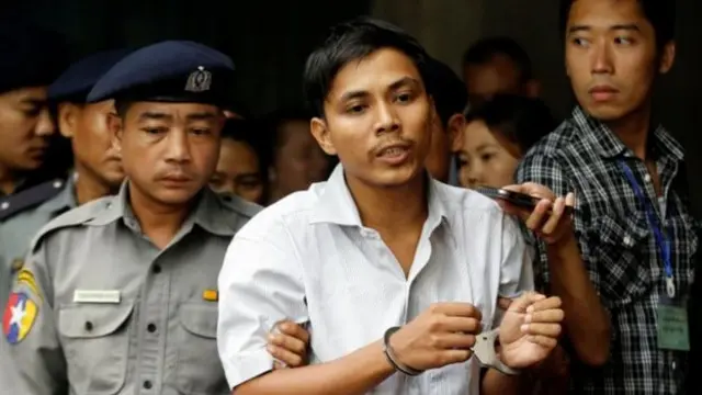 ရိုက်တာ သတင်းထောက် ကျော်စိုးဦးကို ရုံးထုတ်လာစဉ်