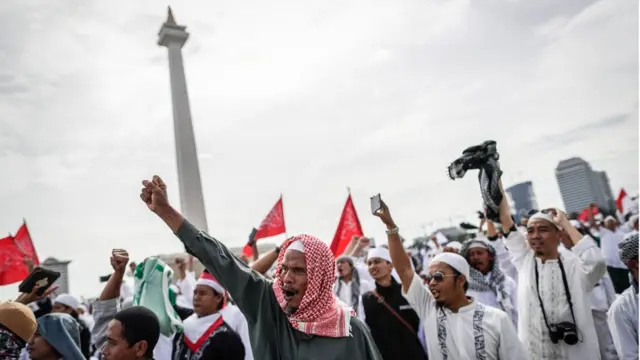 กลุ่มผู้ชุมนุมชาวมุสลิมชูมือประท้วง