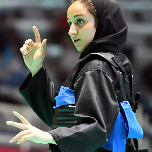 Aksi pesilat Iran Nazanin Mirmohammadtabaraghouzi saat bertanding melawan pesilat Malaysia Siti Shazwana Ajak dalam babak 16 besar Kelas C Putri Asian Games 2018 di Padepokan Pencak Silat Taman Mini Indonesia Indah (TMII), Jakarta, Kamis (23/8).