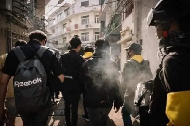 ภาพด้านหลังของกลุ่มคน