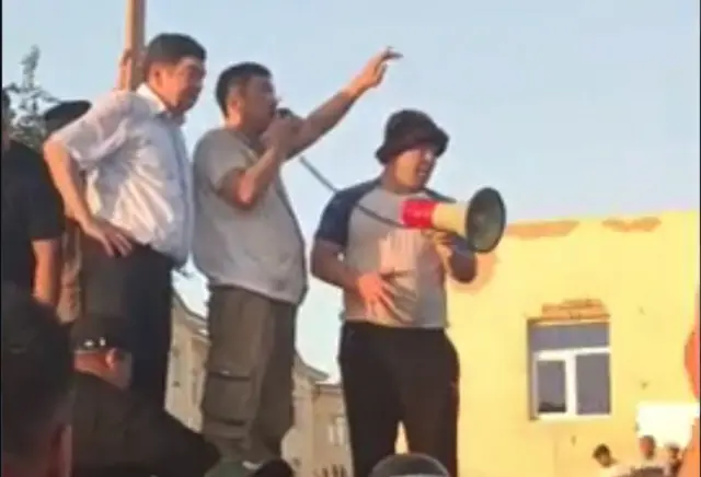 Қорақалпоғистон Жўқорғи Кенгеси раиси Мурат Камалов намойишчилар қаршисига чиққан