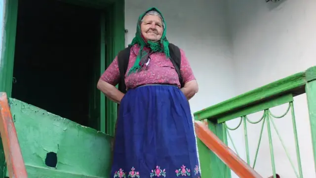 Seorang ibu yang mengikuti aliran sekte Doukhobor di Kanada.