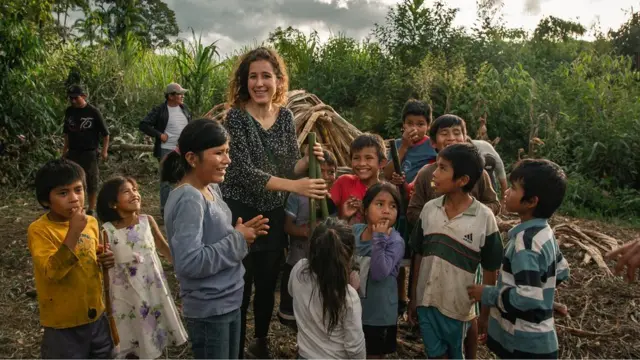 Marsia Taha con una comunidad rural en Bolivia