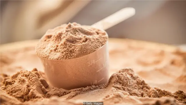 許多人食用運動營養產品，如蛋白棒和奶昔（Shakes）。(Credit: Getty Images)