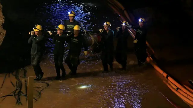 Askerler operasyon sonrası mazlemeleri toplarken