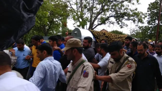 शुजात बुखारी यांची अंत्ययात्रा