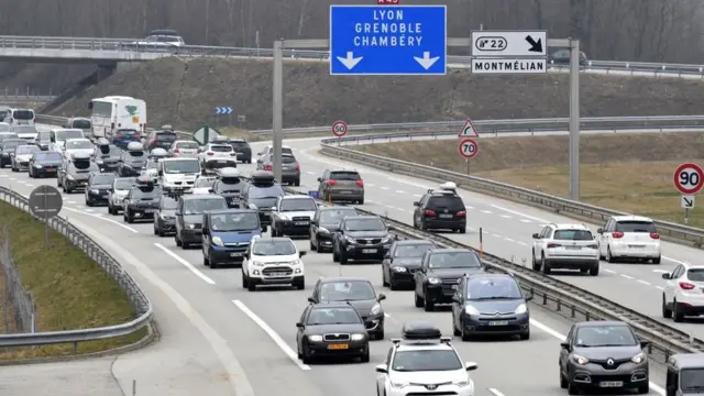 అత్యంత ఎక్కువ ధరకు పెట్రోలు దొరికే దేశం ఐస్‌లాండ్.