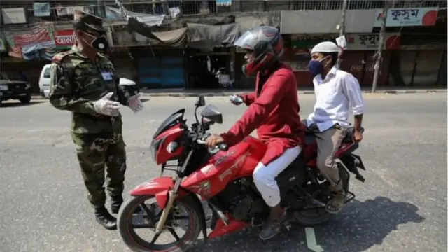 অবরোধ পরিস্থিতি তদারকি করছেন আইনশৃঙ্খলা রক্ষাকারী বাহিনীর একজন সদস্য।