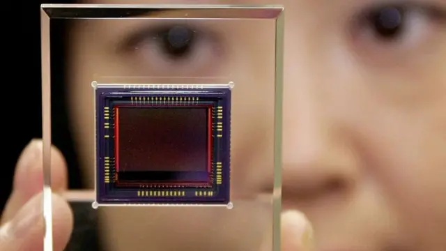 Sensor cahaya dalam kamera digital memiliki cacat-cacat kecil yang dapat berfungsi sebagai sidik jari.