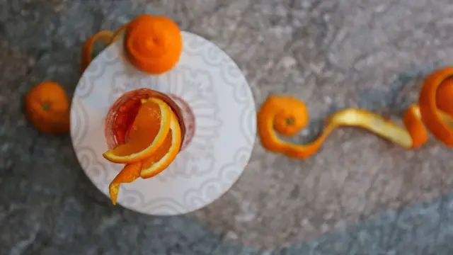 стакан с негрони и кожура апельсина