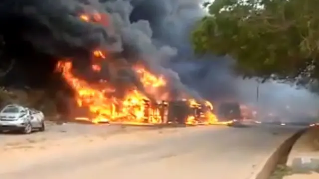 Ọkọ tanka agbepo n jona