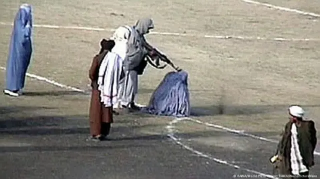 کاربران شبکه‌های اجتماعی با همرسانی این تصویر از زمان طالبان بر رفتار آنان با زنان در دوران حاکمیت شان انتقاد کرده بودند