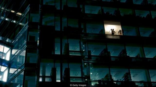 Homem aparece sozinho na janelaroleta bet365 como entrarprédioroleta bet365 como entrarescritórios todo apagado