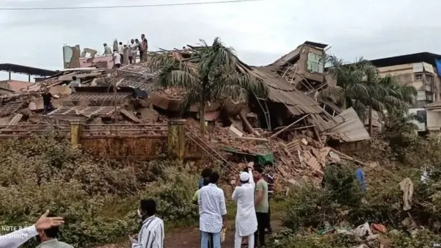 ਦੱਖਣੀ ਮੁੰਬਈ ਤੋਂ ਕਰੀਬ 180 ਕਿਲੋਮੀਟਰ ਦੂਰ ਇਸ ਥਾਂ 'ਤੇ ਡਿੱਗੀ ਇਮਾਰਤ ਦੇ ਮਲਬੇ ਹੇਠਾਂ ਕਰੀਹ 80-90 ਲੋਕਾਂ ਜੇ ਦੱਬੇ ਹੋਣ ਦਾ ਖਦਸ਼ਾ ਹੈ