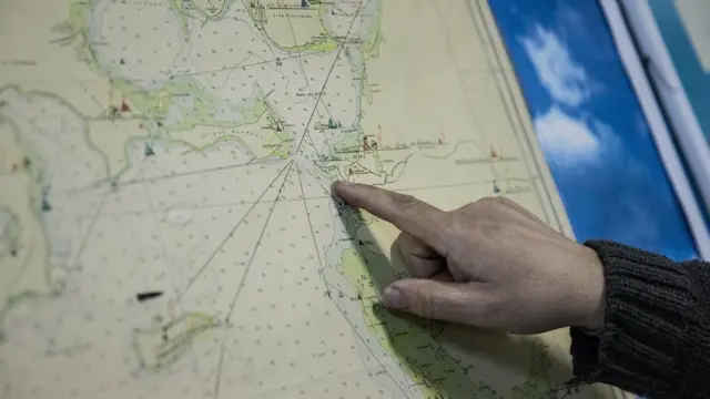 地图上标出了哈萨克斯坦12千米长的堤坝，连接了南北咸海，并拯救了部分北咸海