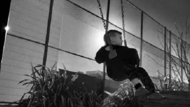 طفل أعلى أرجوحة