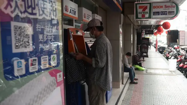 ลูกค้าธนาคารใช้งานตู้เอทีเอ็มที่เซเว่นอีเลฟเว่นในกรุงเทพฯ