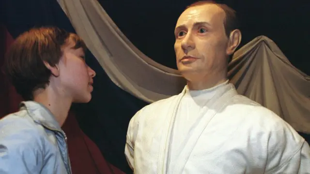 Ребенок и восковая фигура Путина