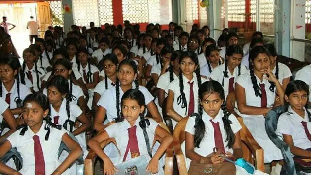 பள்ளி மாணவியர்