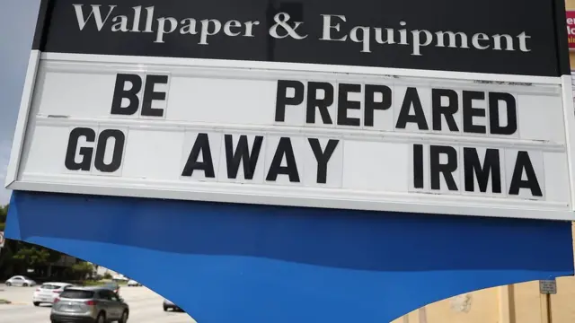 Anuncio en Miami que dice en mayúsculas "Esté preparado, váyase, Irma".