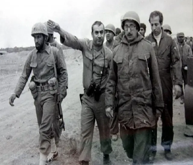 در جبهه جنگ در مقام فرمانده کل قوا